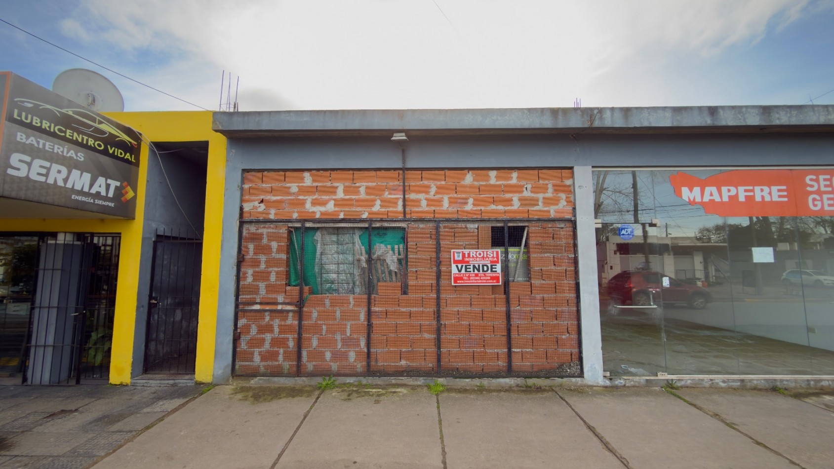 V28 - 3 locales y 2 departamentos - Calle 32 esq. 9 