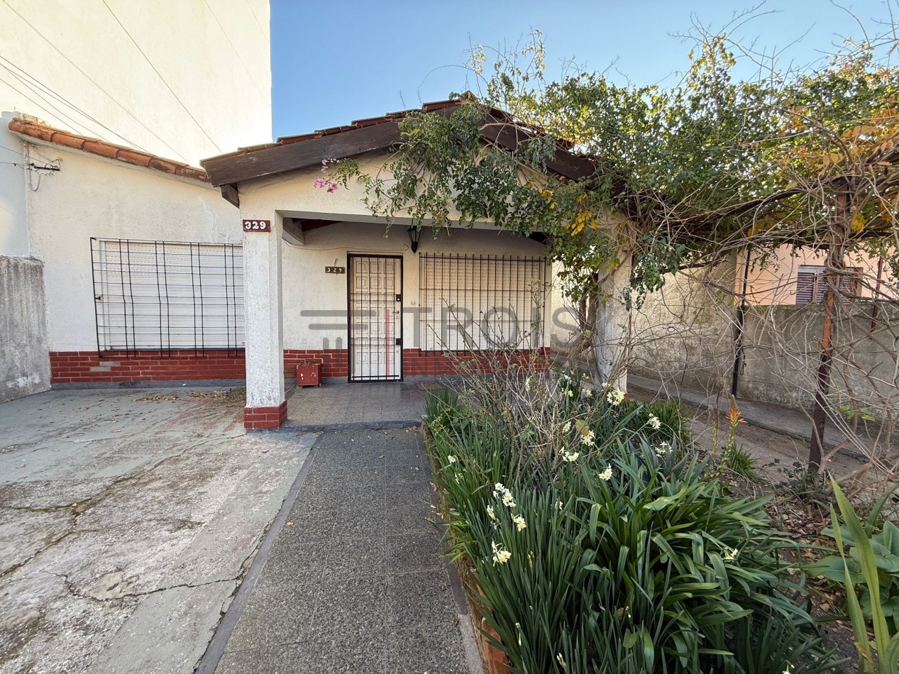 V54 - 2 Departamentos + Chalet 3 ambientes - Calle 5 e/30 y 31 