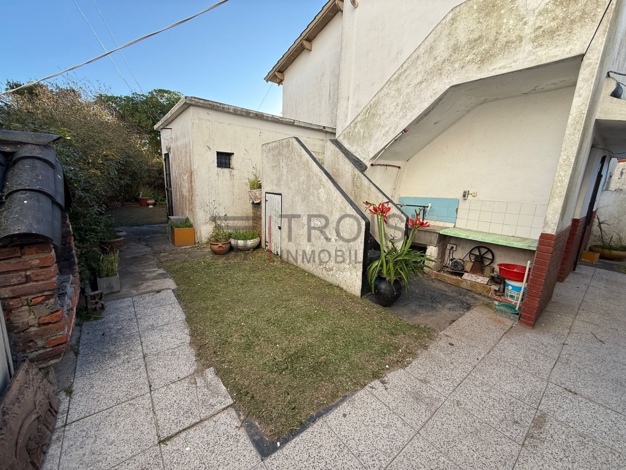 V54 - Chalet 3 ambientes + 2 departamentos  - Calle 5 e/30 y 31