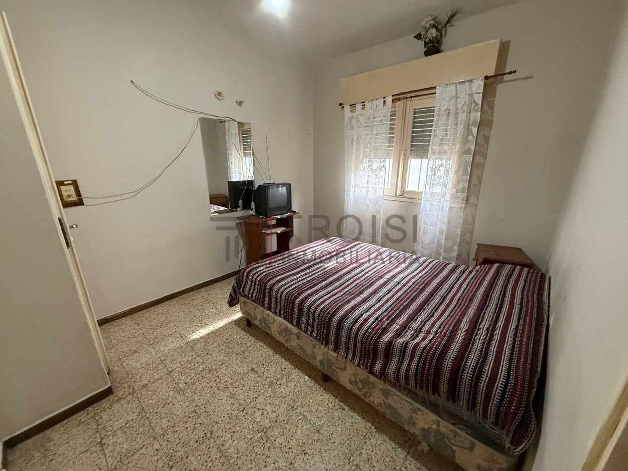 V54 - 2 Departamentos + Chalet 3 ambientes - Calle 5 e/30 y 31 