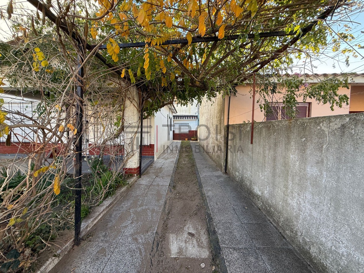 V54 - Chalet 3 ambientes + 2 departamentos  - Calle 5 e/30 y 31